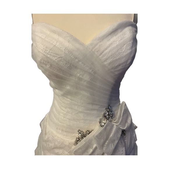 Jacquelin Exclusive Ivory Lace Gown with Silver/Crystal detail - Picture 4 of 14